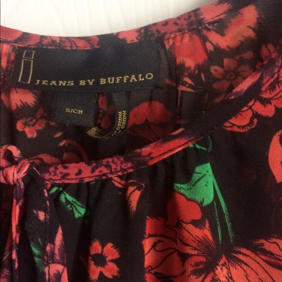 COLD SHOULDER TOP WITH LACE FRINGE AT BOTTOM - Picture 3 of 5